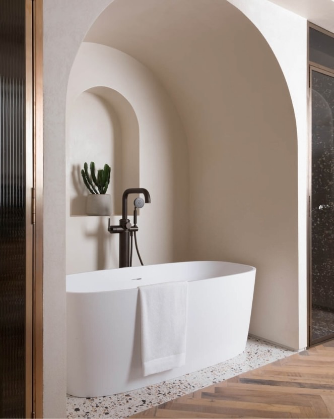 Freestaning bath in a niche